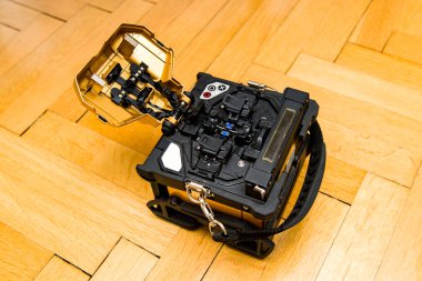 Modern yenilikçi ve güçlü performans etkin bürünmüş hizalama splicer ince optik fiber türleri dizisi işlenim için kullanılan Parke ahşap zemin üzerinde evde Ftth yükleme sırasında yaptı.