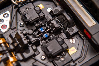 İnce optik fiber türleri dizisi işlenim için kullanılan yeni modern yenilikçi ve güçlü performans etkin bürünmüş hizalama splicer detayını makro 