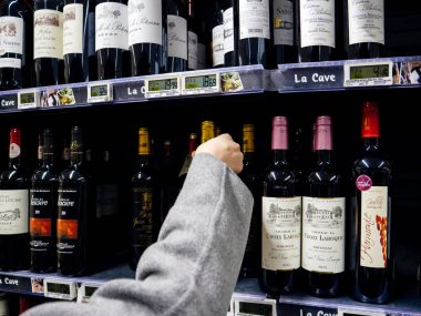 Strasbourg, Fransa - 30 Aralık 2017: çeşitli alkollü içki şarap, şampanya ve viski şarap bölümü büyük bir Fransız süpermarket satın alma el