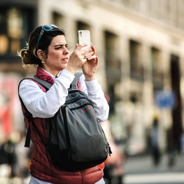 Londres Reino Unido Maio 2018 Mulher Fotografando Com Seu Smartphone — Fotografia de Stock