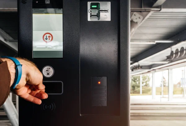 Boleto de mano masculina de cajero de estacionamiento — Foto de Stock