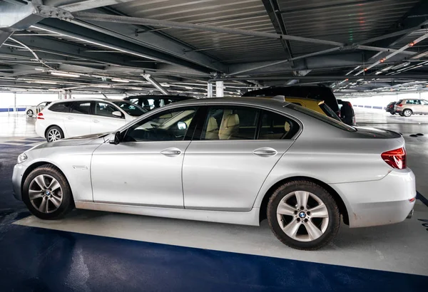 Zilveren Bmw geparkeerd op parkeren bij de luchthaven — Stockfoto