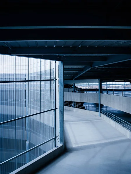 Lotnisko parking z spirali prowadzącej - niebieski — Zdjęcie stockowe