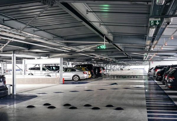 Großer Flughafen-Parkplatz — Stockfoto