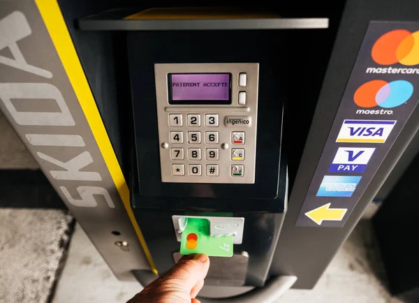 Männliche Hand nimmt Karte aus Parkautomat — Stockfoto