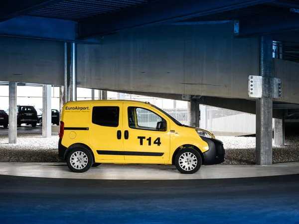 EuroAirport furgoneta de servicio amarillo — Foto de Stock