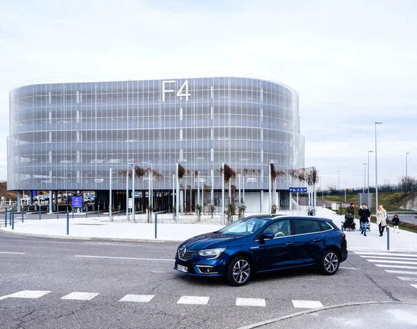 Bâtiment de stationnement moderne à l'EuroAirport — Photo