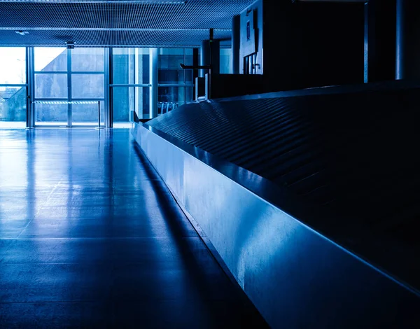 Soledad Sala Del Aeropuerto Con Cinta Transportadora Vacía Tonos Azules — Foto de Stock