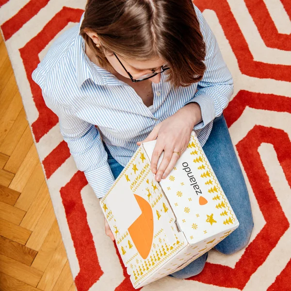 Wanita membongkar paket dari toko fashion Zalando — Stok Foto