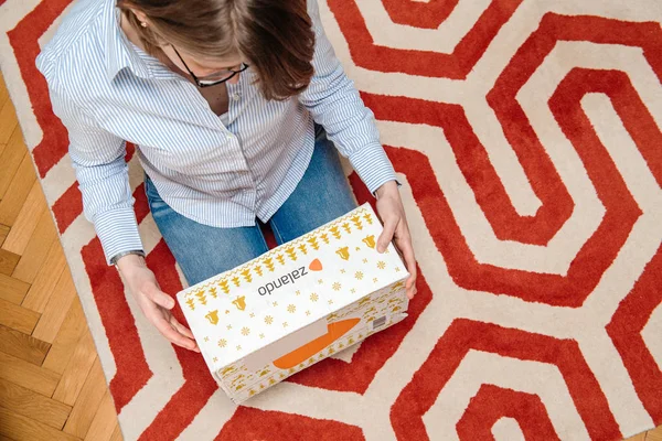 Wanita membongkar paket dari toko fashion Zalando — Stok Foto