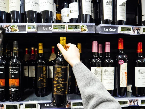 法国斯特拉斯堡 2017年12月30日 波夫妇女在法国一家大型超市的葡萄酒部门购买红酒 酒精饮料 葡萄酒和威士忌 — 图库照片