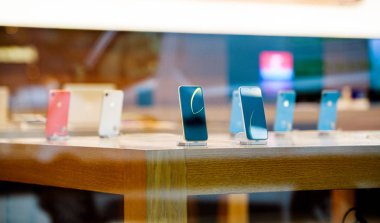 Strasbourg, Fransa - 26 Ekim 2018: Kahraman nesne son mavi iphone Xr akıllı telefon Apple Store bilgisayarlarda denize indirmek gün sırasında-sokaktan tabloları göster