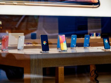Strasbourg, Fransa - 26 Ekim 2018: Kahraman nesne son mavi iphone Xr akıllı telefon Apple Store bilgisayarlarda denize indirmek gün sırasında-sokaktan tabloları göster