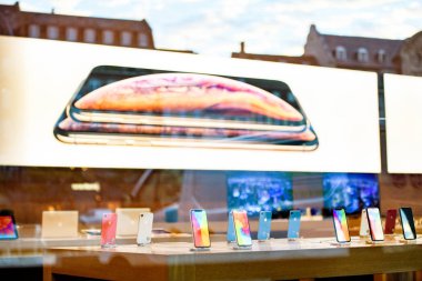 Strasbourg, Fransa - 26 Ekim 2018: Kahraman nesne en son iphone Xr akıllı telefon Apple Store bilgisayarlarda denize indirmek gün sırasında-üst üste sokak telefonları göster