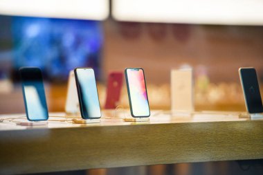 Strasbourg, Fransa - 26 Ekim 2018: Kahraman nesne en son iphone Xr akıllı telefon Apple Store bilgisayarlarda denize indirmek gün sırasında-üst üste sokak telefonları göster
