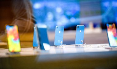 Strasbourg, Fransa - 26 Ekim 2018: Kahraman nesne son mavi iphone Xr akıllı telefon Apple Store bilgisayarlarda sırasında denize indirmek gün - masada sokak telefonları göster