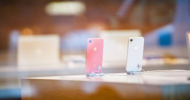 Strasbourg, Fransa - 26 Ekim 2018: Kahraman nesne sırasında denize indirmek gün - in Apple Store bilgisayar en son kırmızı ve beyaz iphone Xr Smartphone sokaktan görüntülemek