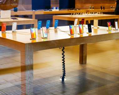 Strasbourg, Fransa - 26 Ekim 2018: Kahraman nesne en son iPhone denize indirmek gün sırasında-Apple Store bilgisayarlardaki tüm renklerde Xr smartphones sokaktan görüntülemek