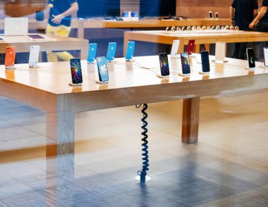Strasbourg, Fransa - 26 Ekim 2018: Kahraman nesne en son iPhone denize indirmek gün sırasında-Apple Store bilgisayarlardaki tüm renklerde Xr smartphones sokaktan görüntülemek
