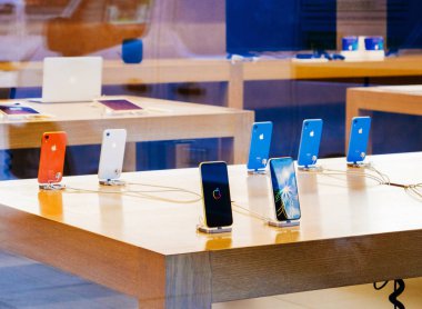 Strasbourg, Fransa - 26 Ekim 2018: Kahraman nesne son mavi ve mercan iphone Xr akıllı telefon Apple Store bilgisayarlarda denize indirmek gün sırasında-sokaktan görüntülemek