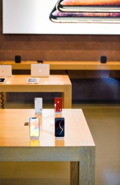 Strasbourg, Fransa - 26 Ekim 2018: Kahraman nesne en son iphone Xr Smartphone denize indirmek gün sırasında-Apple Store bilgisayarlarda kırmızı ve beyaz renklerde sokaktan görüntülemek