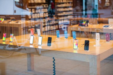 Strasbourg, Fransa - 26 Ekim 2018: Kahraman nesne en son iphone Xr akıllı telefon Apple Store bilgisayarlarda denize indirmek gün sırasında-tüm renkleri içeren tabloyla sokaktan görüntülemek