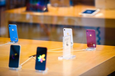 Strasbourg, Fransa - 26 Ekim 2018: Kahraman nesne sırasında denize indirmek gün - in Apple Store bilgisayar en son kırmızı ve mavi iphone Xr Smartphone sokaktan görüntülemek