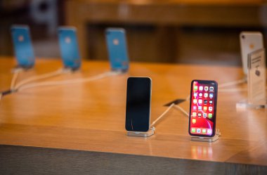 Strasbourg, Fransa - 26 Ekim 2018: Kahraman nesne en son iphone Xr akıllı telefon Apple Store bilgisayarlarda denize indirmek gün sırasında-belgili tanımlık ev perde apps göstermek sokaktan görüntülemek