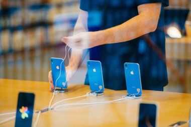 Strasbourg, Fransa - 26 Ekim 2018: Apple son mavi iphone Xr smartphone düzenlenmesi dahi Apple Store bilgisayarlarda denize indirmek gün sırasında-sokaktan görüntülemek