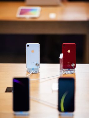 Strasbourg, Fransa - 26 Ekim 2018: Beyaz ve kırmızı en son iphone Xr akıllı telefon Apple Store bilgisayarlarda denize indirmek gün sırasında-sokaktan görüntülemek