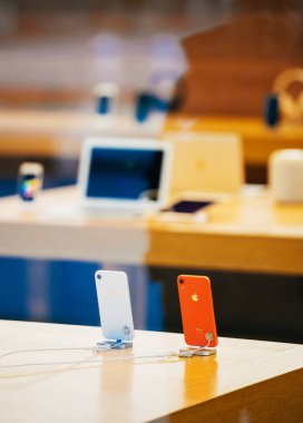 Strasbourg, Fransa - 26 Ekim 2018: Kahraman nesne son mercan iphone Xr akıllı telefon Apple Store bilgisayarlarda denize indirmek gün sırasında-sokaktan görüntülemek