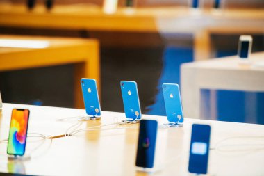 Strasbourg, Fransa - 26 Ekim 2018: Üç mavi en son iphone Xr akıllı telefon Apple Store bilgisayarlarda denize indirmek gün sırasında-sokaktan görüntülemek
