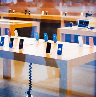 Strasbourg, Fransa - 26 Ekim 2018: Tablo ile birden fazla en son iphone Xr akıllı telefon Apple Store bilgisayarlarda denize indirmek gün sırasında-sokaktan görüntülemek