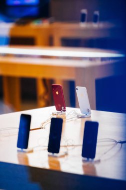 Strasbourg, Fransa - 26 Ekim 2018: Yeni en son iphone Xr akıllı telefon Apple Store bilgisayarlarda denize indirmek gün sırasında-sokaktan görüntülemek