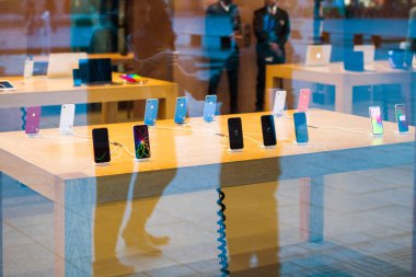 Strasbourg, Fransa - 26 Ekim 2018: Kahraman nesne sırasında denize indirmek gün - in Apple Store bilgisayar en son iphone Xr Smartphone dan sokak müşteri yansımaları göster