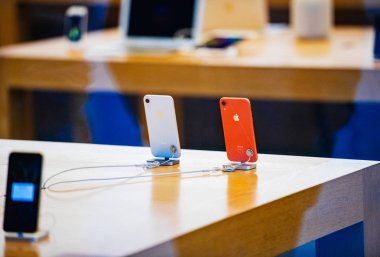 Strasbourg, Fransa - 26 Ekim 2018: Kahraman nesne sırasında denize indirmek gün - in Apple Store bilgisayar en son iphone Xr Smartphone sokaktan görüntülemek