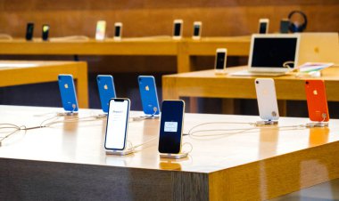 Strasbourg, Fransa - 26 Ekim 2018: Kahraman nesne sırasında denize indirmek gün - in Apple Store bilgisayar en son iphone Xr Smartphone sokaktan görüntülemek