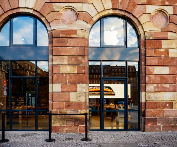 Strasbourg, Fransa - 26 Ekim 2018: Yeni iPhone X denize indirmek gün boyunca Apple Store bilgisayar boş giriş