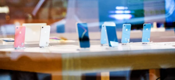 法国斯特拉斯堡 2018年10月26日 推出日苹果商店电脑上最新的蓝色 Iphone 智能手机的广泛图片 从街道到餐桌的视野 — 图库照片
