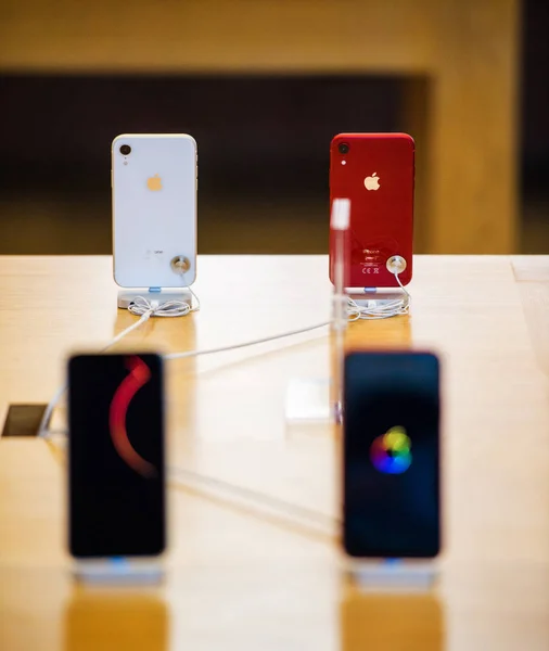 ストラスブール フランス 2018 ヒーロー オブジェクト 最新赤と白の Iphone でスマート フォンのアップルコンピューター ストア発売日 — ストック写真