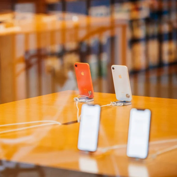 法国斯特拉斯堡 2018年10月26日 推出日苹果商店电脑上最新珊瑚和白色 Iphone 智能手机的英雄对象 从街道上观看 — 图库照片
