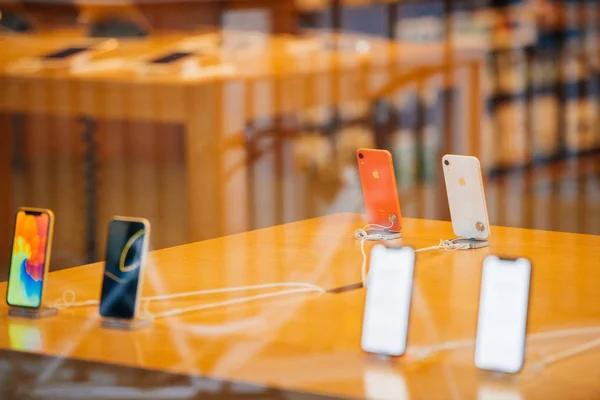 法国斯特拉斯堡 2018年10月26日 推出日苹果商店电脑最新 Iphone 智能手机的英雄对象 从街道上看 珊瑚和白色 — 图库照片