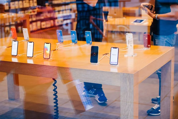Strasbourg, Fransa - 26 Ekim 2018: Apple dahi en son iphone Xr akıllı telefon Apple Store bilgisayarlarda denize indirmek gün sırasında-yanındaki sokaktan görüntülemek