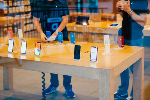 Strasbourg, Fransa - 26 Ekim 2018: Apple dahi en son iphone Xr akıllı telefon Apple Store bilgisayarlarda denize indirmek gün sırasında-yanındaki sokaktan görüntülemek