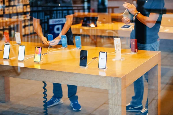 法国斯特拉斯堡 2018年10月26日 苹果天才在推出当天与苹果商店电脑中最新的 Iphone 智能手机相邻 从街头观看 — 图库照片