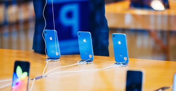 法国斯特拉斯堡 2018年10月26日 苹果天才在推出当天在苹果商店电脑上安排最新的蓝色 Iphone 智能手机 从街道上观看 — 图库照片