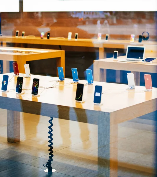 Strasbourg, Fransa - 26 Ekim 2018: Tablo ile birden fazla en son iphone Xr akıllı telefon Apple Store bilgisayarlarda denize indirmek gün sırasında-sokaktan görüntülemek