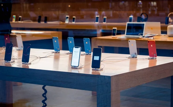 ストラスブール フランス 2018 ヒーロー オブジェクト Iphone でスマート フォンのアップルコンピューター ストア発売日 中通りからの眺め — ストック写真