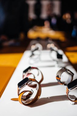 Paris, Fransa - 26 Ekim 2018: Kahraman nesne son Apple Watch serisi 4 Apple Store bilgisayarlarda - odak Hermes lüks seyretmek