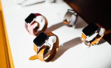 Paris, Fransa - 26 Ekim 2018: Kahraman nesne son Apple Watch serisi 4 Apple Store bilgisayarlarda - odak Hermes lüks seyretmek
